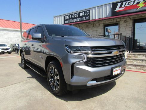 Used 2021 Chevrolet Suburban LT w/ Luxury Package RWD image 6