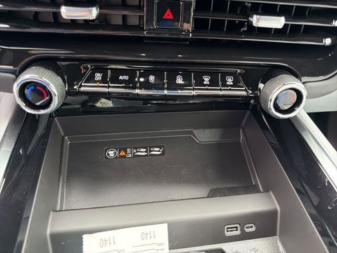 New 2025 Chevrolet Suburban Premier AWD/4WD image 34