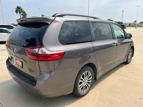 Used 2020 Toyota Sienna XLE Premium FWD image 6
