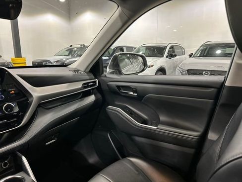 Used 2022 Toyota Highlander XLE FWD image 25
