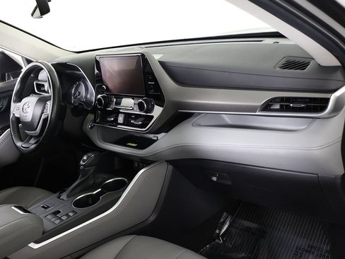 Used 2023 Toyota Highlander XLE FWD image 29