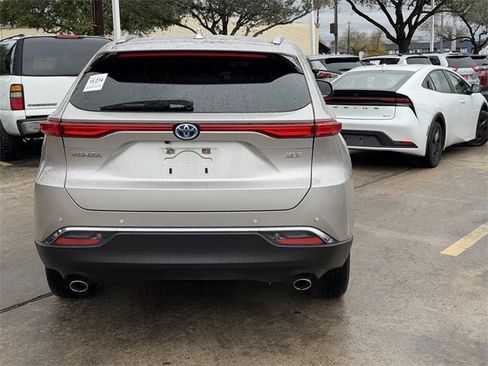 Used 2024 Toyota Venza XLE image 6