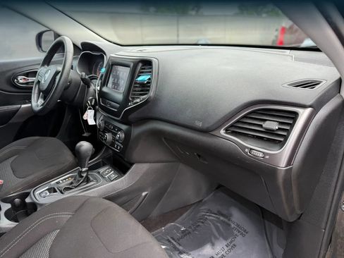 Used 2019 Jeep Cherokee Latitude w/ Popular Appearance Group FWD image 19