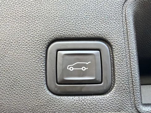 Used 2023 GMC Terrain SLE w/ Driver Convenience Package FWD image 19