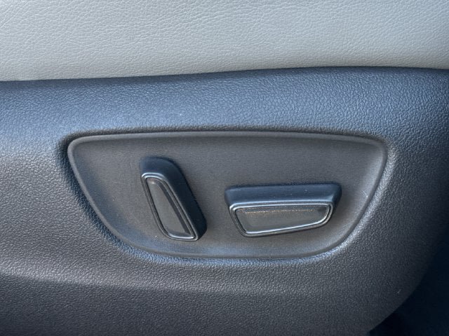 Used 2025 Toyota Sienna XLE FWD image 32