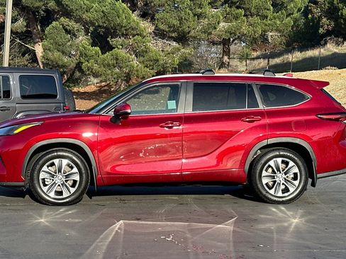 Used 2024 Toyota Highlander XLE image 8