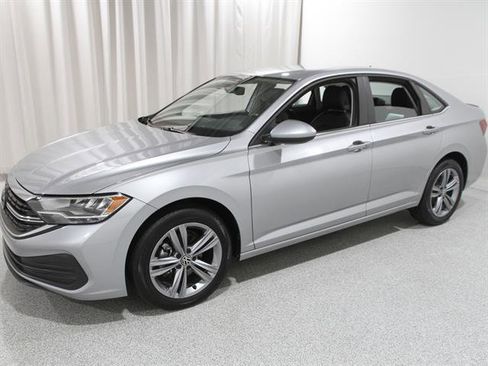 Certified 2023 Volkswagen Jetta SE image 3