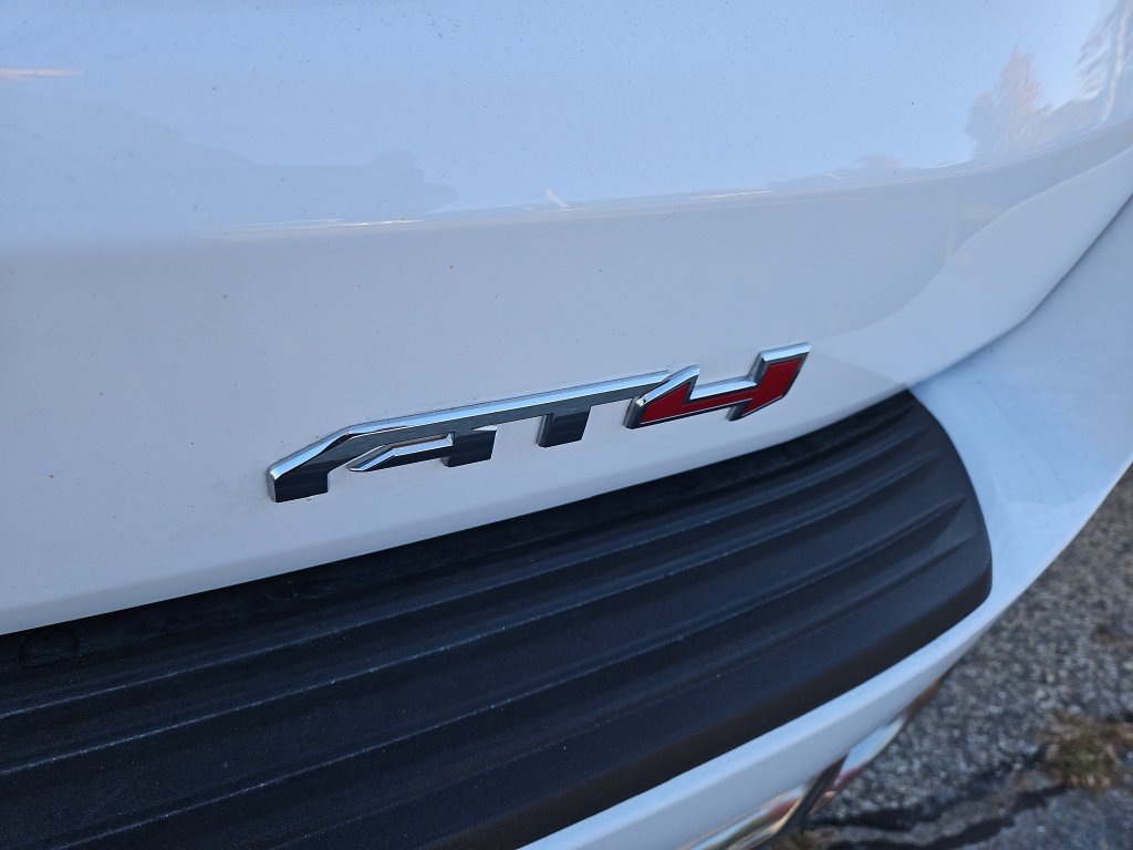 Used 2025 GMC Yukon AT4 w/ LPO, Get Active Package AWD/4WD image 4