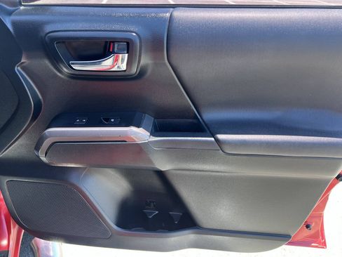 Used 2017 Toyota Tacoma TRD Sport AWD/4WD image 31