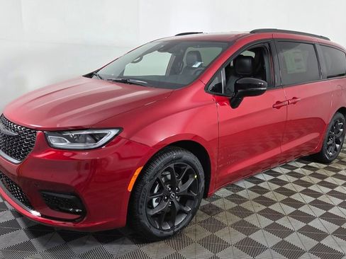 New 2026 Chrysler Pacifica Select image 3