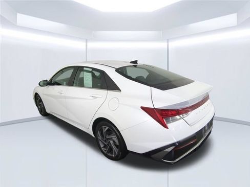 Used 2025 Hyundai Elantra SEL FWD image 34