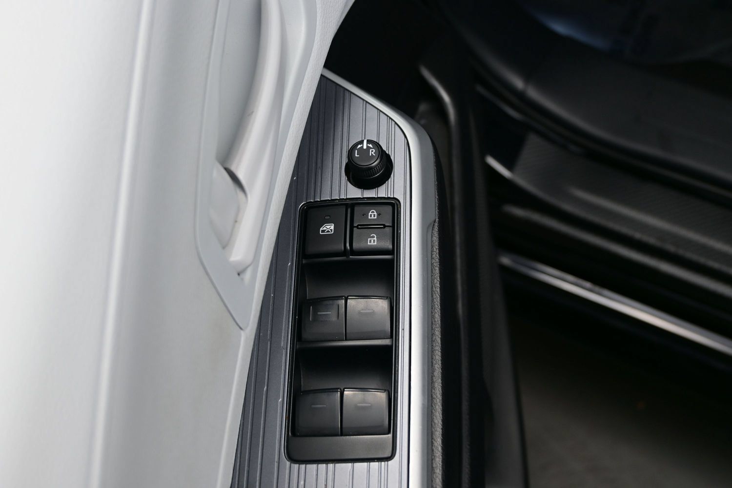 Used 2025 Toyota Sienna LE AWD/4WD image 10