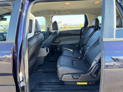 Used 2025 Kia Carnival image 17
