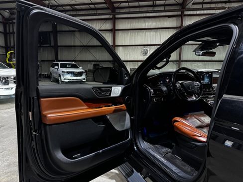 Used 2019 Lincoln Navigator Reserve image 12