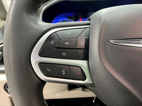 Used 2024 Chrysler Pacifica Touring-L FWD image 23