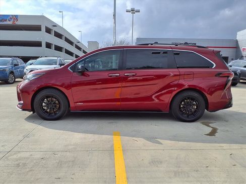 Used 2021 Toyota Sienna XSE image 8