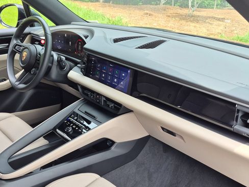 Certified 2025 Porsche Macan Electric RWD image 28