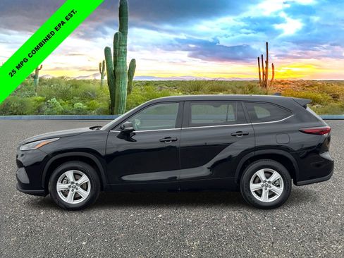 Used 2024 Toyota Highlander LE FWD image 3