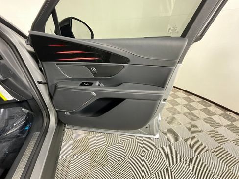 Used 2025 Lincoln Nautilus Premier w/ Jet Appearance Package image 20