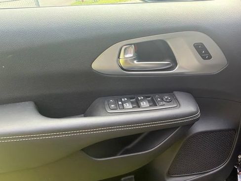 Used 2026 Chrysler Pacifica Limited w/ S Appearance Package FWD image 9