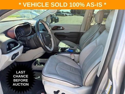 Used 2017 Chrysler Pacifica Limited w/ UConnect Theater Package FWD image 15