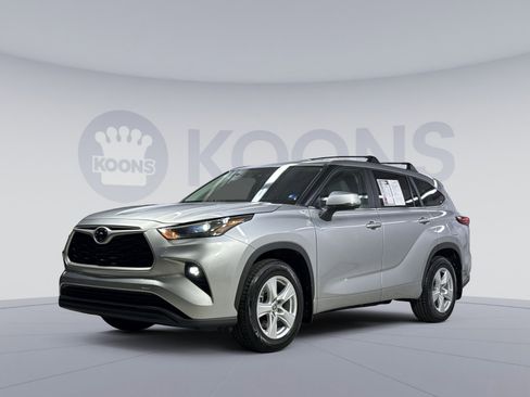 Used 2023 Toyota Highlander LE FWD image 1