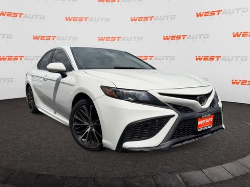 Used 2021 Toyota Camry SE w/ Convenience Package FWD image 12
