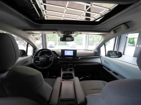 Used 2025 Toyota Sienna LE w/ LE Plus Package AWD/4WD image 19
