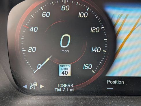 Used 2017 Volvo XC90 T5 Momentum w/ Vision Package FWD image 6
