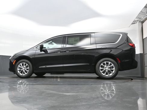 New 2027 Chrysler Pacifica Select AWD/4WD image 16