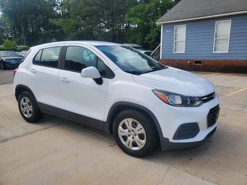 Used 2018 Chevrolet Trax LS FWD image 3