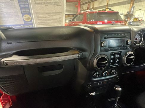 Used 2017 Jeep Wrangler Sport AWD/4WD image 13