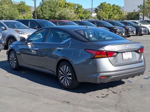 Used 2025 Nissan Altima 2.5 SV FWD image 8