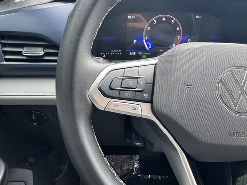 Used 2024 Volkswagen Taos SE image 33