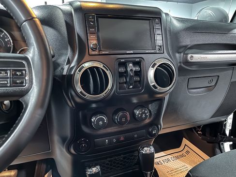 Used 2018 Jeep Wrangler Unlimited Sahara image 23