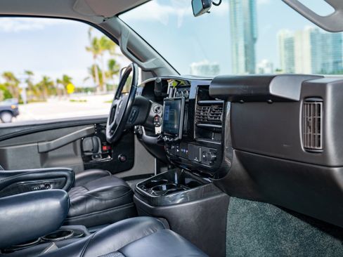 Used 2022 GMC Savana 2500 Extended RWD image 29