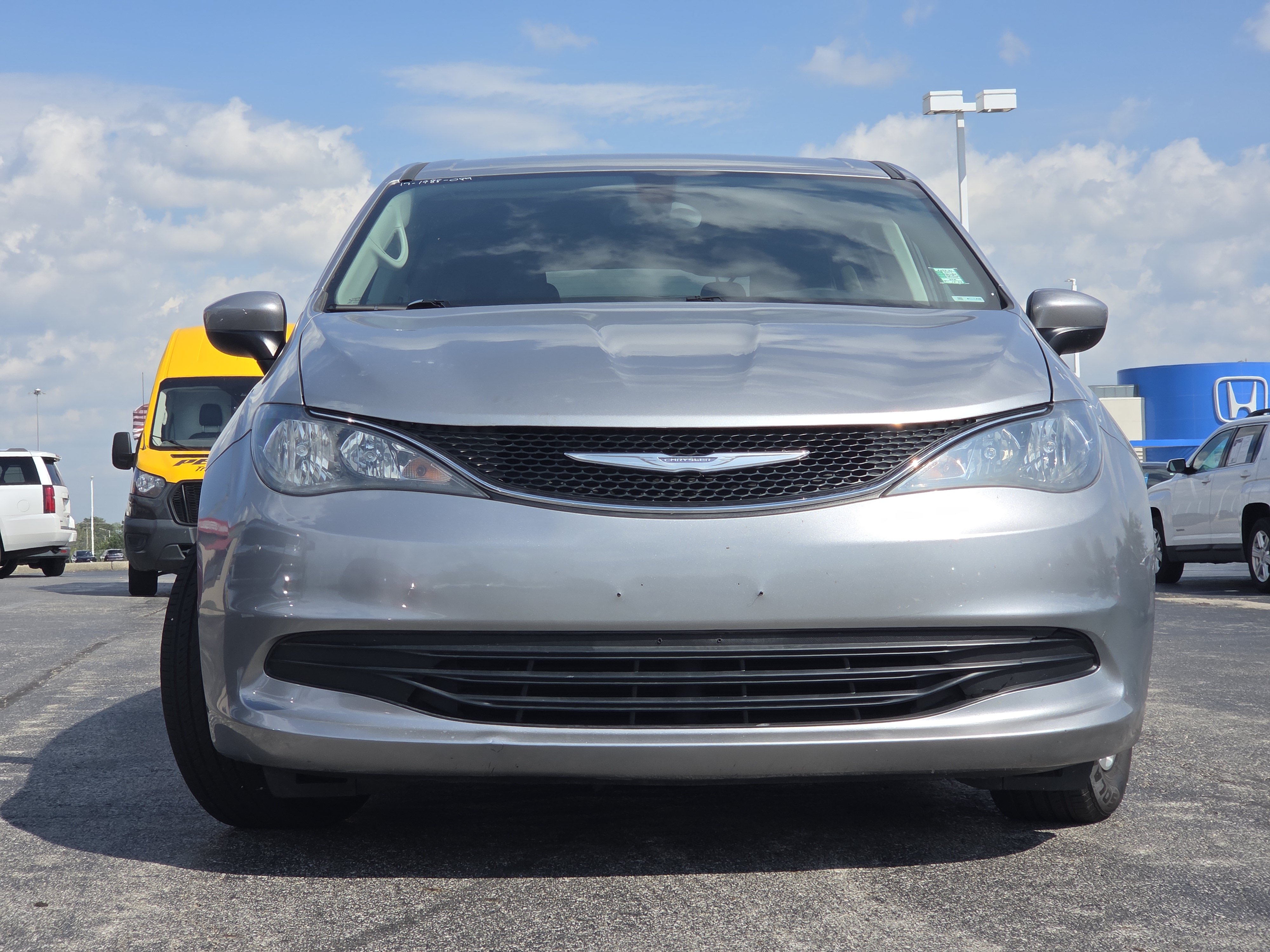 Used 2017 Chrysler Pacifica Touring w/ Tire & Wheel Group FWD image 4