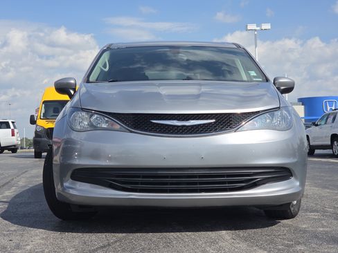 Used 2017 Chrysler Pacifica Touring w/ Tire & Wheel Group FWD image 4