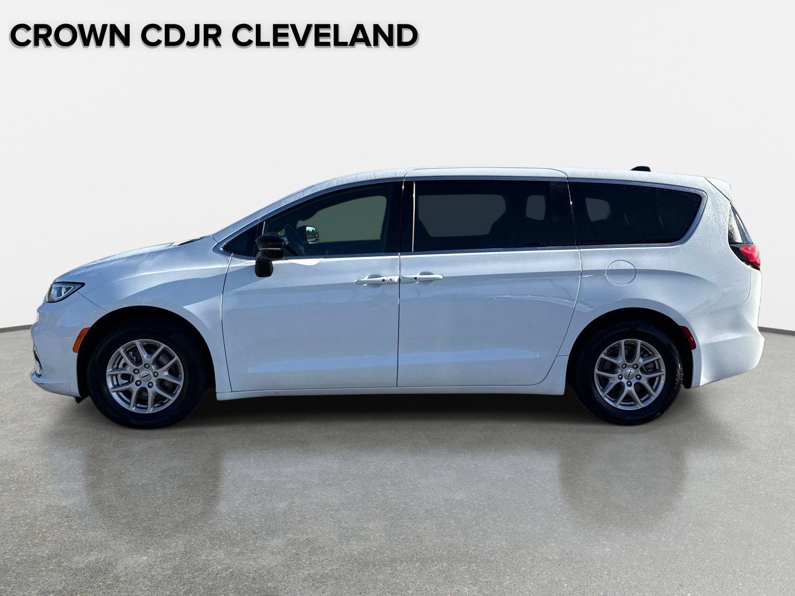 Used 2025 Chrysler Pacifica Select FWD image 7