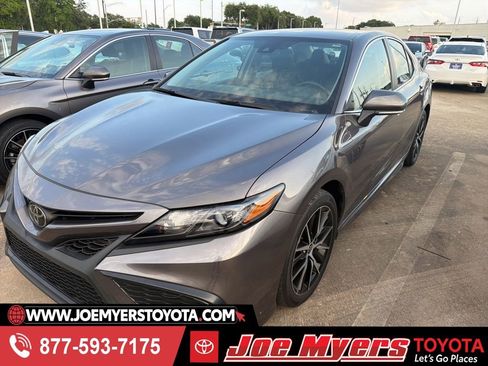 Used 2024 Toyota Camry SE FWD image 1