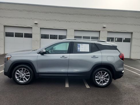 Used 2023 GMC Terrain SLT w/ Infotainment Package II image 3