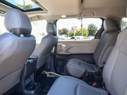 Used 2023 Toyota Sienna XLE FWD image 18
