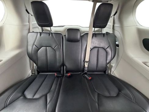 Used 2024 Chrysler Pacifica Touring-L image 35