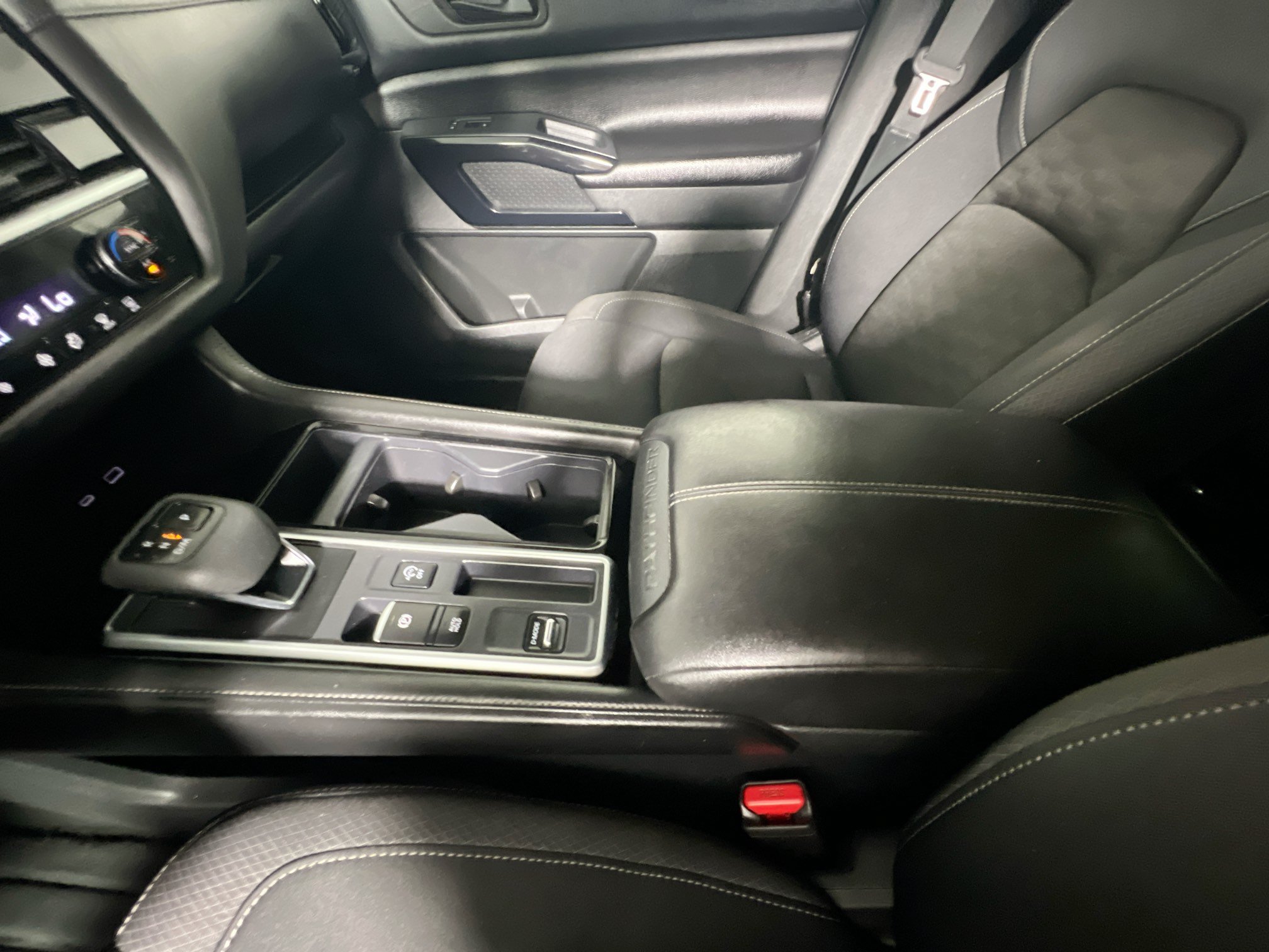 Used 2024 Nissan Pathfinder SV FWD image 25