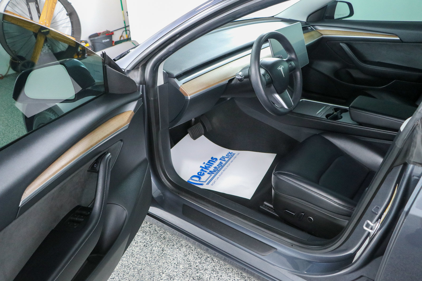 Used 2023 Tesla Model 3 Standard Range RWD image 3