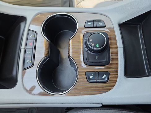 Used 2022 GMC Acadia SLE w/ Driver Convenience Package FWD image 24