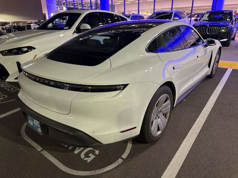 Used 2021 Porsche Taycan image 3