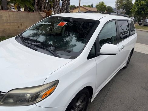Used 2017 Toyota Sienna SE FWD image 6