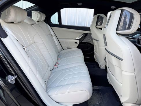 Used 2023 BMW i7 xDrive60 w/ Executive Package 2 image 46