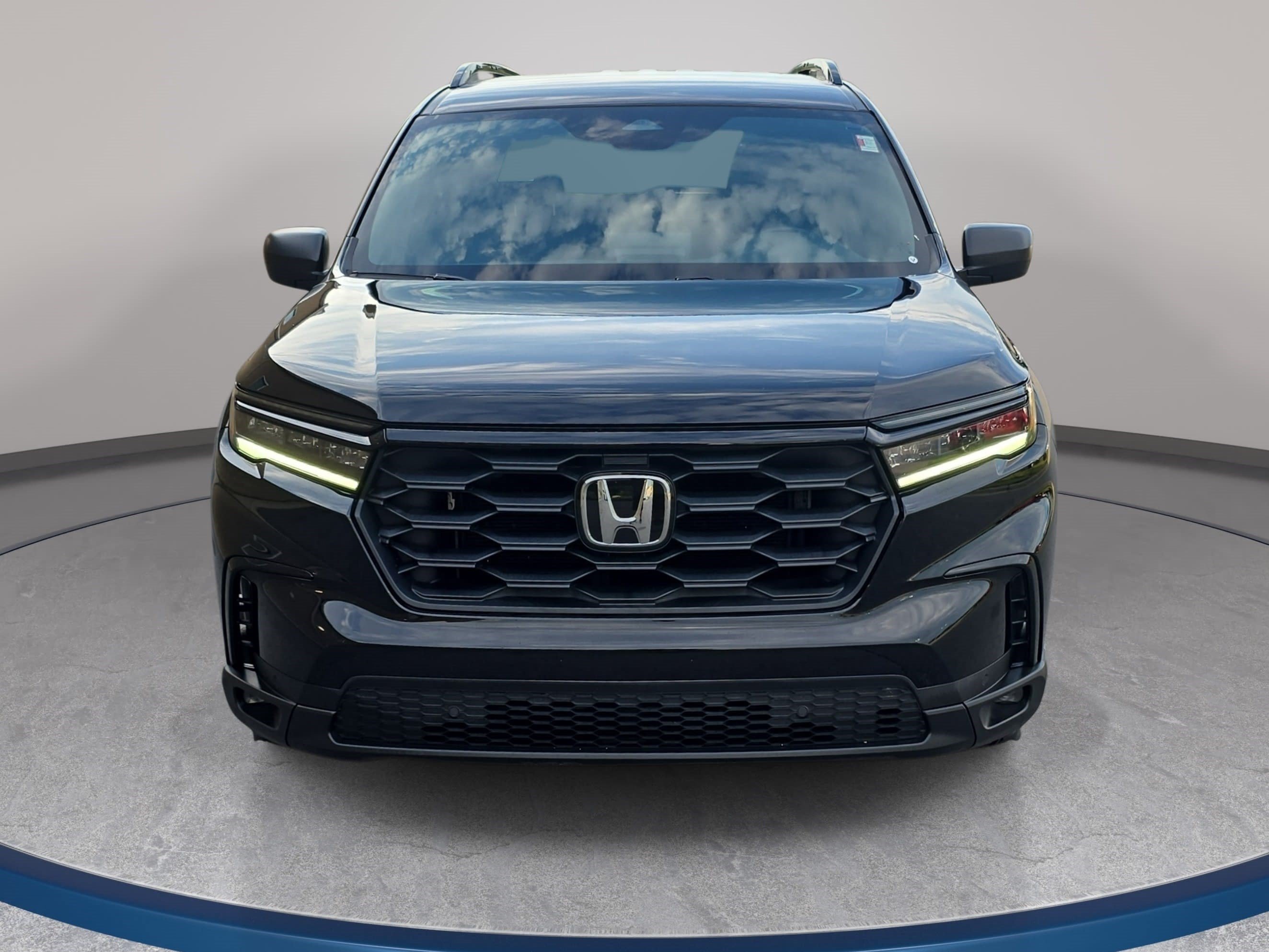 Used 2025 Honda Pilot Sport image 2